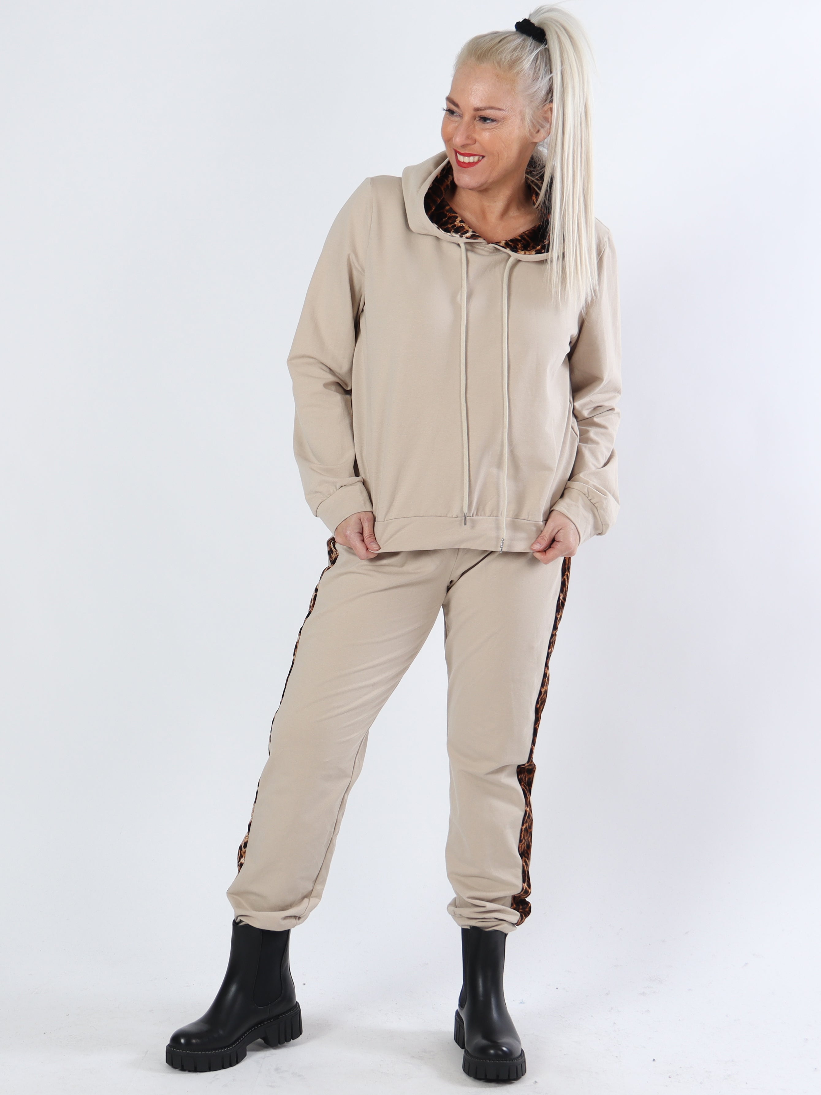 Kimberly - Beige joggingdräkt med leopardmönster